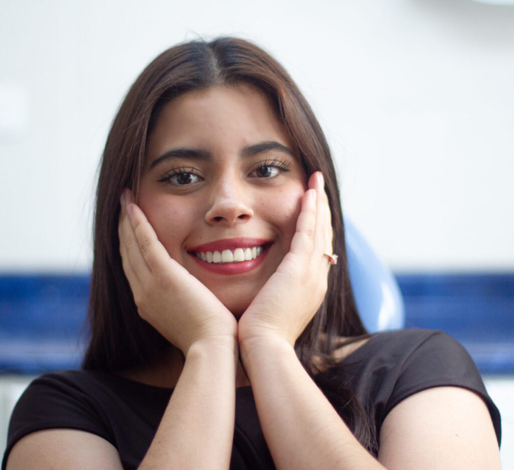 Paciente sonriendo después de ser atendido en clinica Innovadent. Profilaxis, sellantes, calzas t blanqueamiento dental.